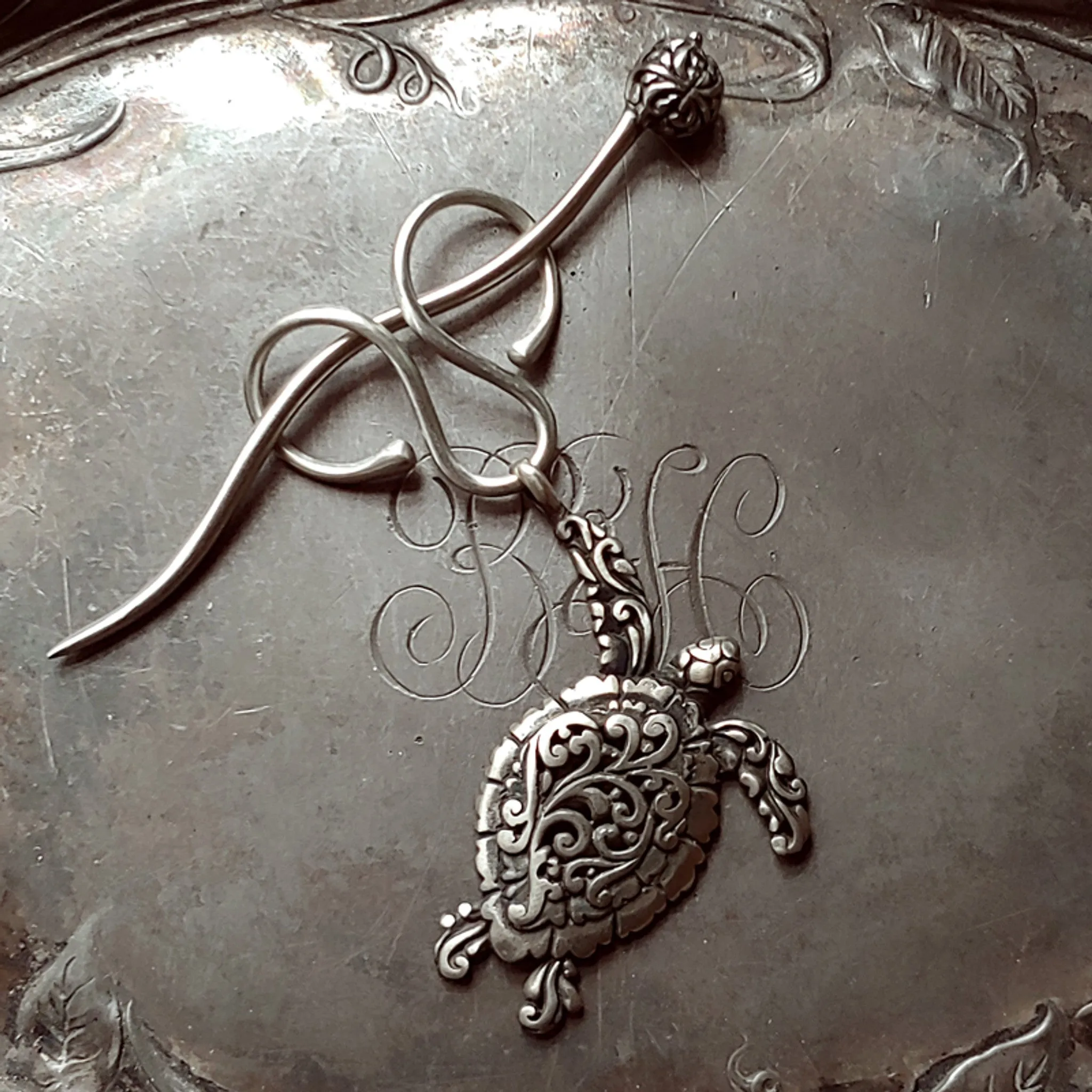 JUL FILIGREE CHARM LOCK SHAWL PINS