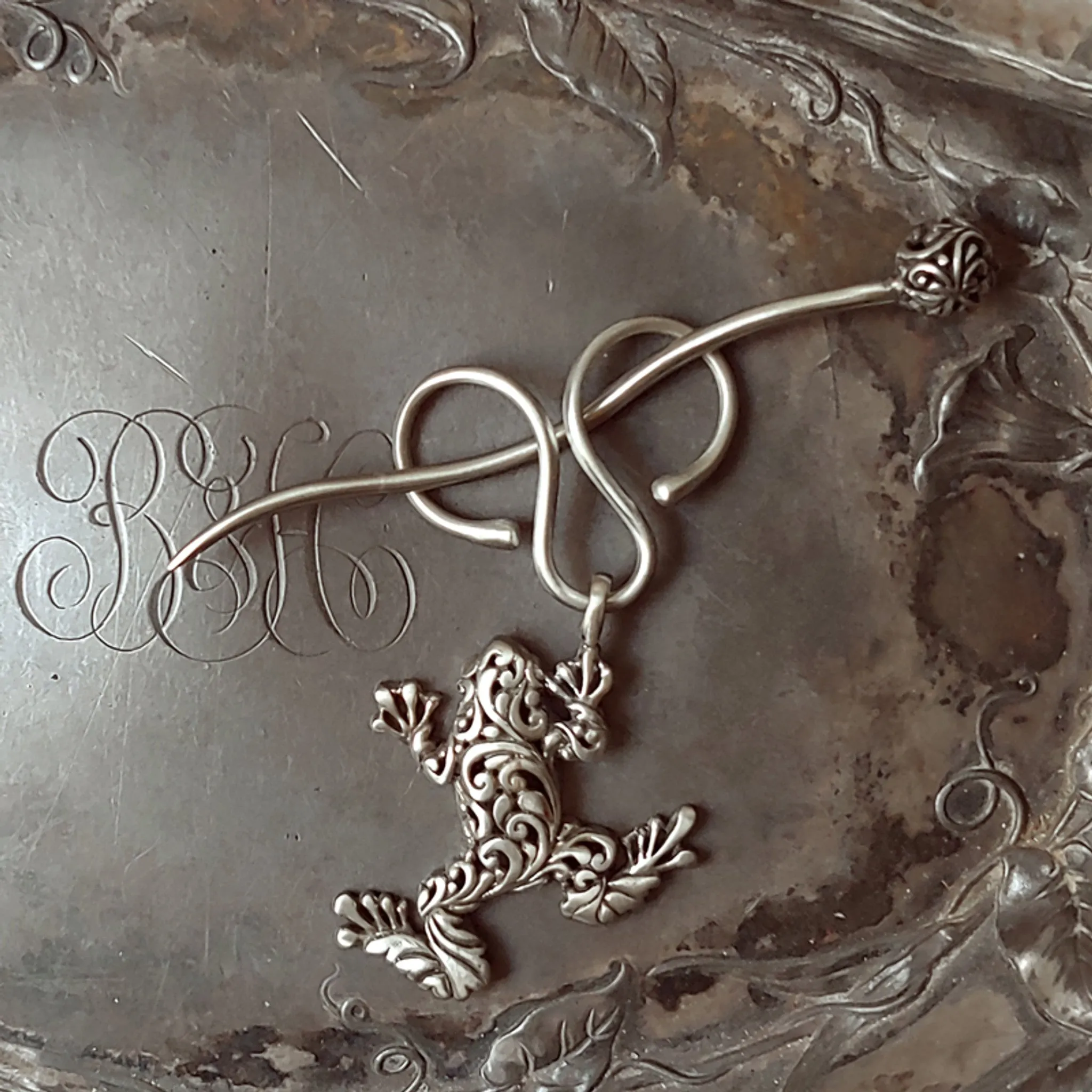 JUL FILIGREE CHARM LOCK SHAWL PINS