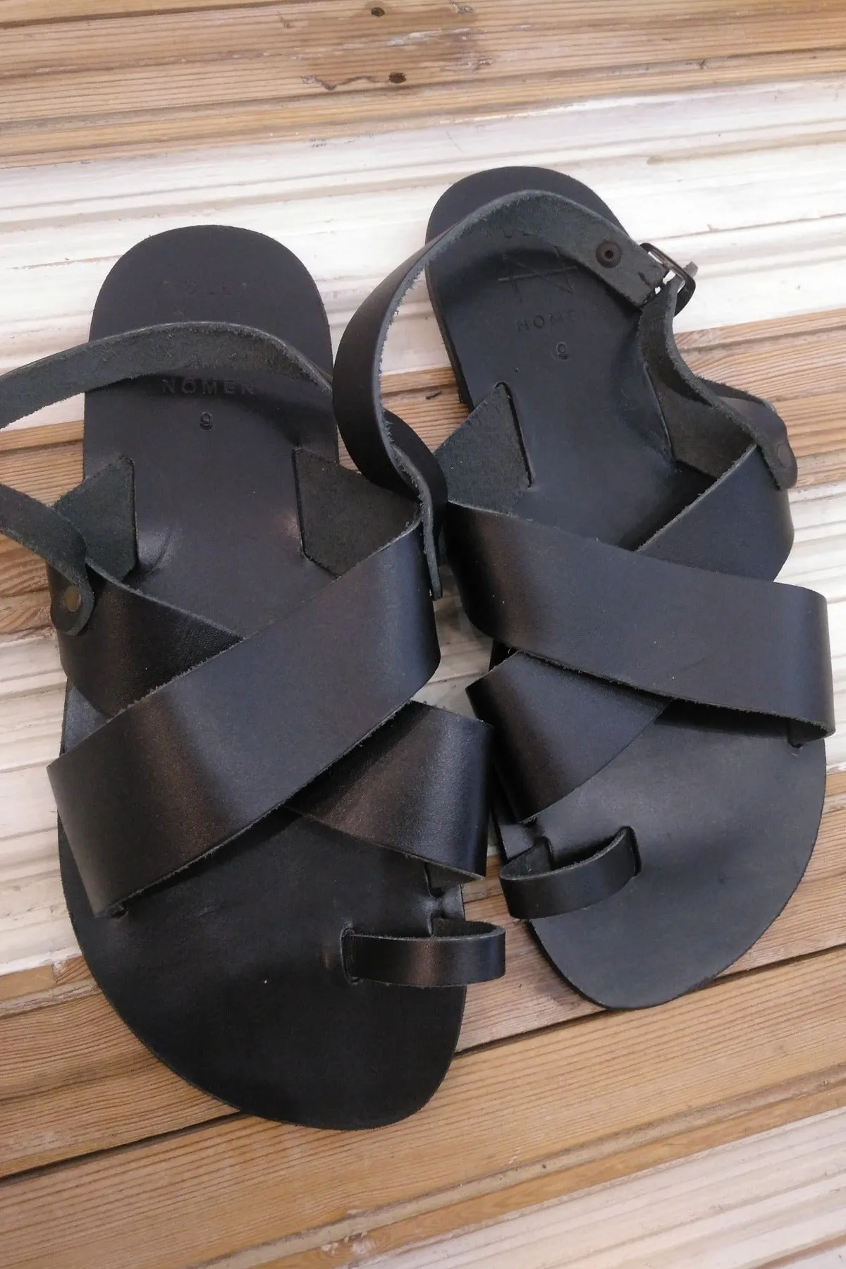 Nulla Nomen Black Sandals with Toe ring