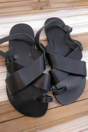 Nulla Nomen Black Sandals with Toe ring