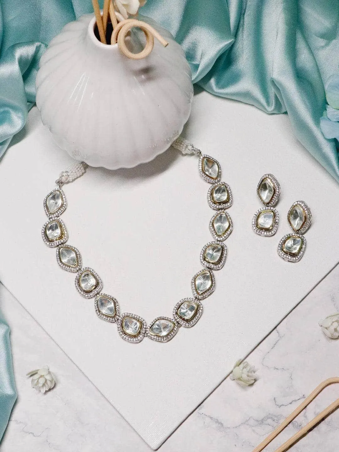Shehnaaz Gill In Round Shape Kundan Choker Necklace