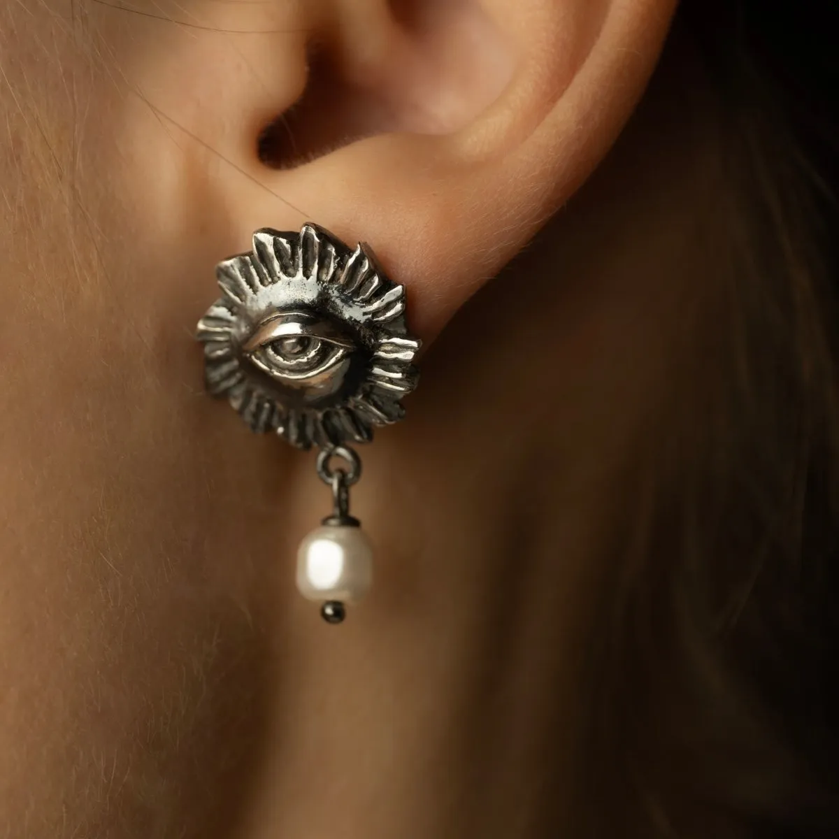 Sirius pearl earring