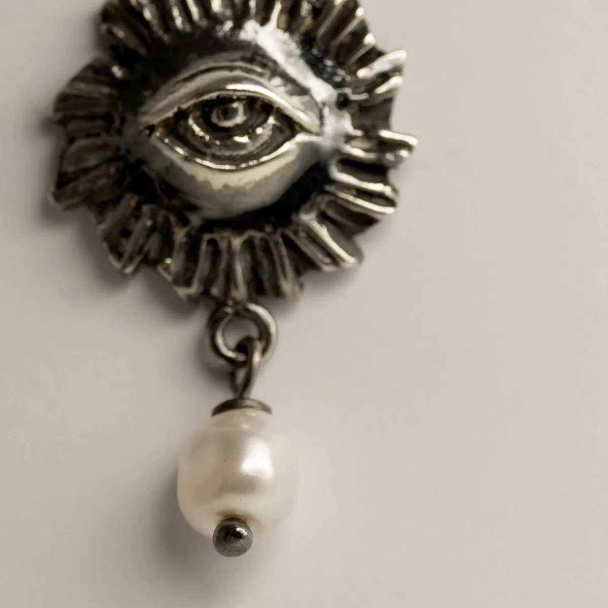 Sirius pearl earring