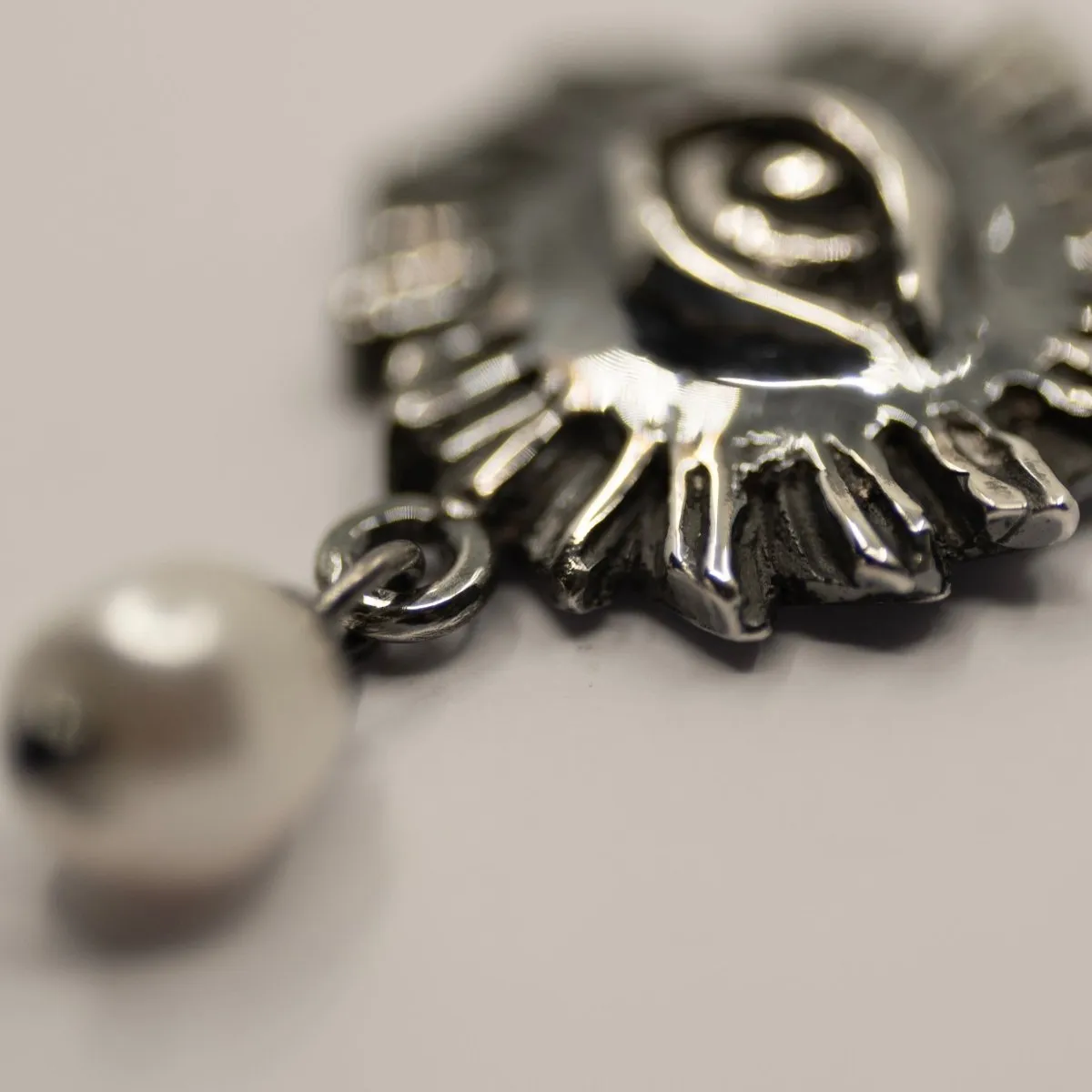 Sirius pearl earring