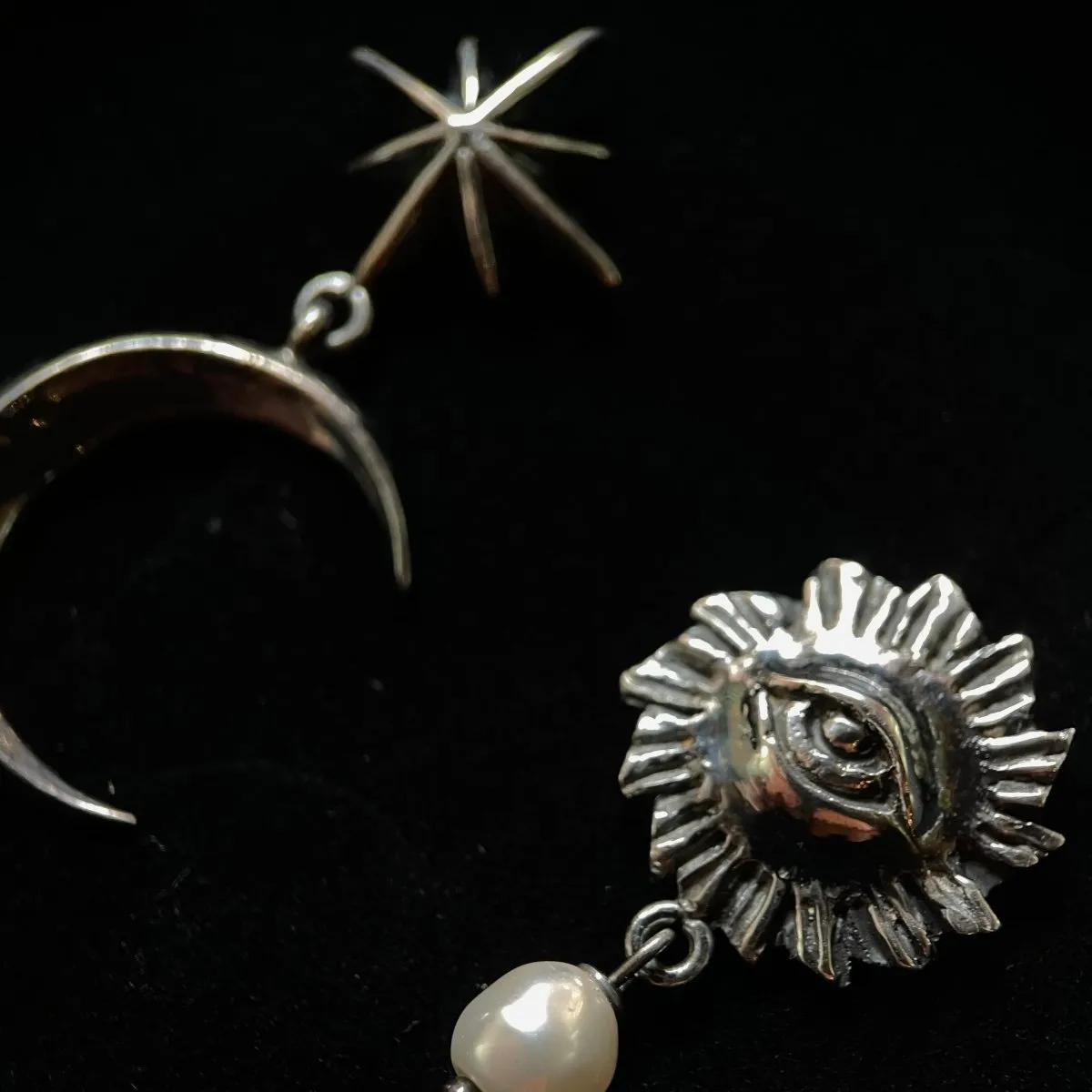 Sirius pearl earring