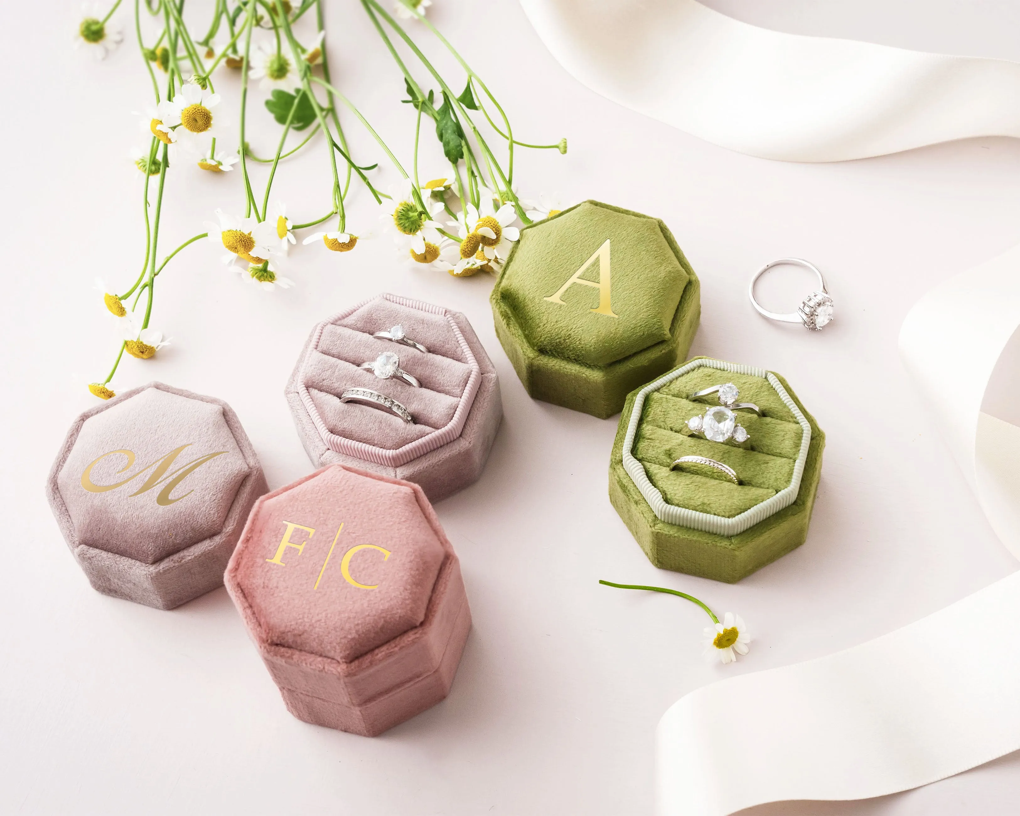 Triple Slot Velvet Ring Holder