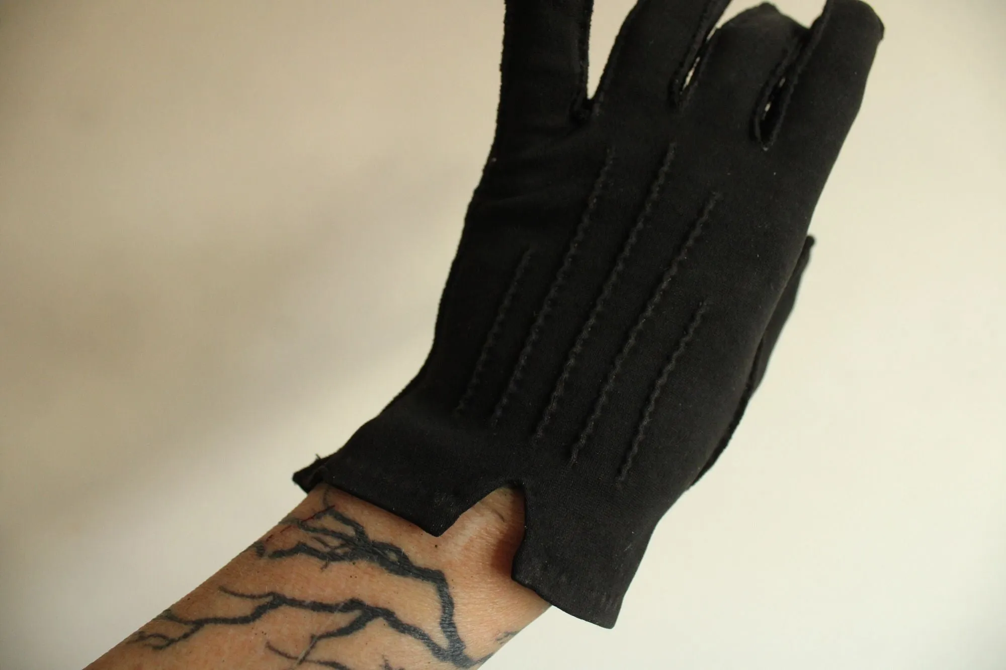Vintage 1960s Dawnelle Black Gloves