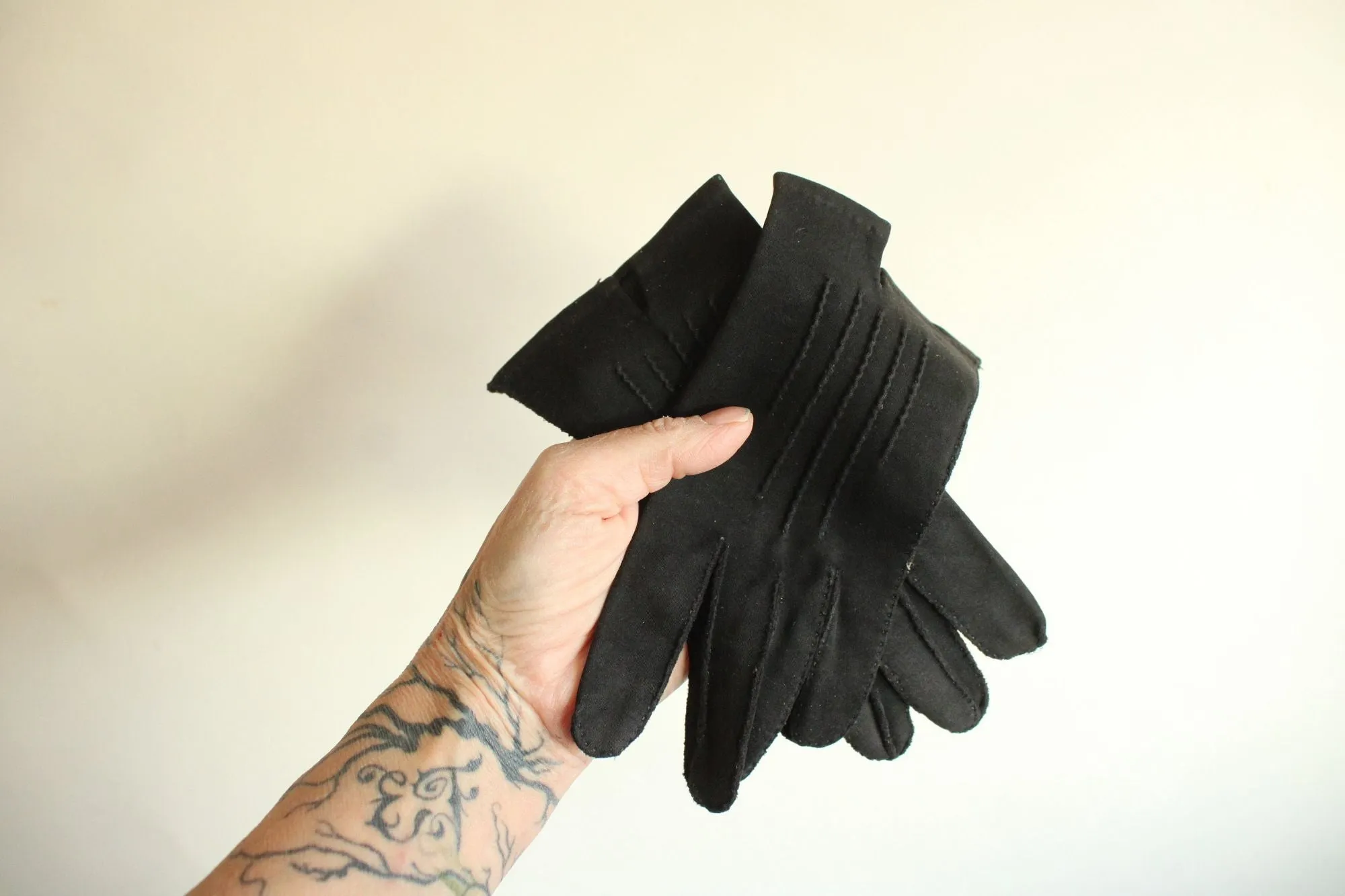 Vintage 1960s Dawnelle Black Gloves